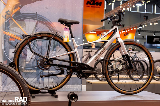 Seine auffällige Rahmenform ist nicht das einzige Highlight am Cannondale Flying V – das Bike besteht aus viel Carbon und kommt dadurch auf ein niedriges Gesamtgewicht von unter 18 kg.
