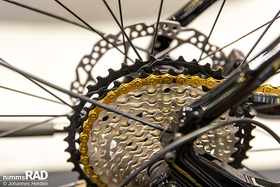 Goldene Dekore und die farblich passende Kette kennzeichnen das Futura SL 12 LTD; geschaltet wird mit einer Shimano-Deore-XT-Gruppe mit zwölf Gängen.