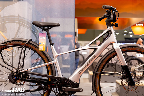 Das Cannondale Flying V setzt auf Carbonrahmen, Carbongabel und sogar Carbon-Schutzbleche.