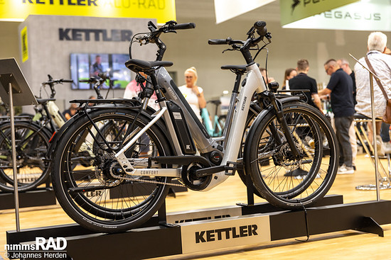 Die Einstiegsvariante A8 des E-Komfort von Kettler ist vielseitig: Sie richtet sich an ein Publikum, das schon lange Fahrrad fährt und Technik wie eine Rücktrittbremse wertschätzt.