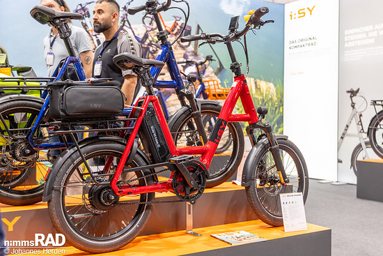 Das i:SY N3.8 Touring Modell setzt auf eine Federgabel für erhöhten Fahrkomfort.
