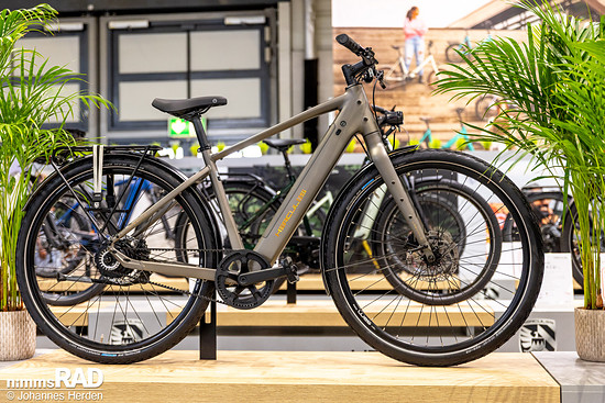 Das 21,5 kg schwere Hercules Urbanico F3 ist als vollständig ausgestattetes Stadt-E-Bike mit Lichtanlage, Schutzblechen, Gepäckträger und entnehmbarem 374-Wh-Akku aufgebaut.