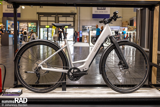 Mit Alu-Rahmen, ohne Federgabel, dafür mit kleinem SX-Motor und 400 Wh Akku: Erschwinglicher und leichter präsentiert sich das Cross Superlite SX für kürzere Strecken und geringere Lasten.