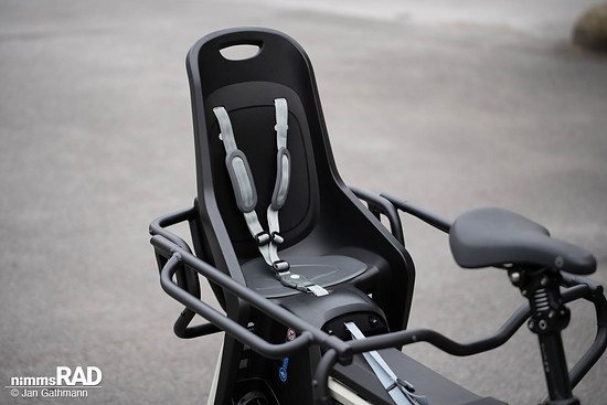 Der Polisport Kindersitz kann über eine Adapterplatte einfach eingecklicked werden.