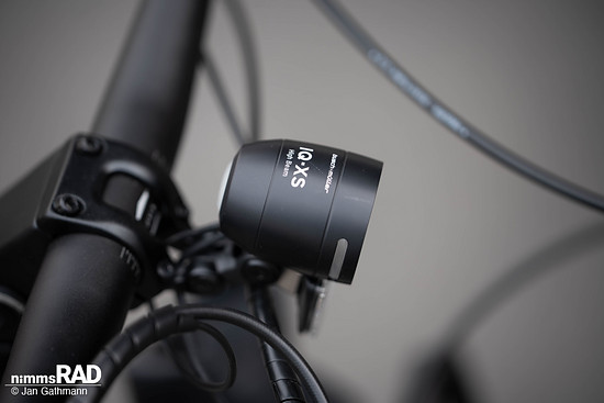 Für Fahrten bei Dunkelheit verbaut QiO einen Busch und Müller-IQ-XS-E-Highbeam-Scheinwerfer.