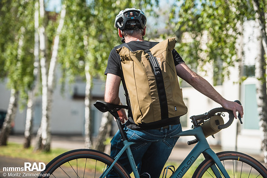 Praktischer Begleiter auf und abseits des Bikes: Der geräumige Messenger Backpack von Capsuled bietet genügend Platz für all das, was nicht mehr in die Rahmentaschen passt.