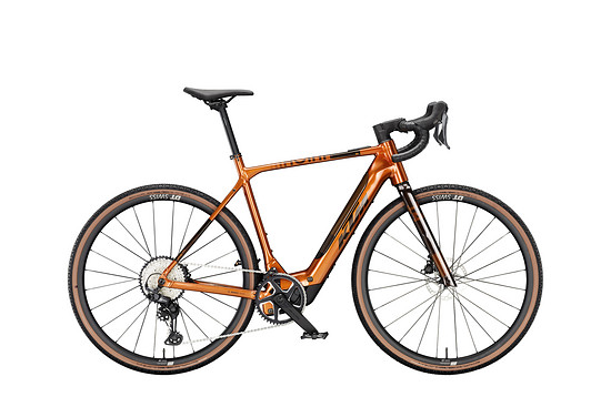 … KTM Macina Gravelator SX mit Alurahmen und einem Preisvorteil von 1.600 € aufwarten kann.