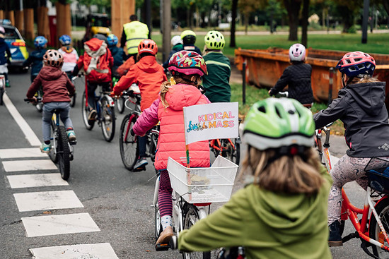 Kinder aufs Rad! – Um unsere Straßen für den Nachwuchs sicherer zu machen, übergaben diese Kinder 87.000 Unterschriften an Verkehrsminister Volker Wissing.